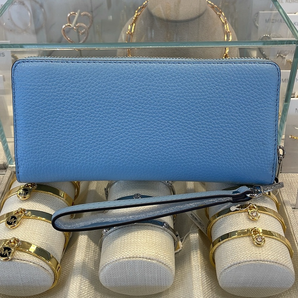 MICHAEL KORS Large Pebbled Leather Continental Wallet Wristlet Phone Holder
NWT - Picture 8 of 16